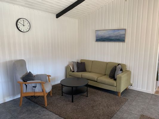 Mysig stuga nära badsjö och skogen tätt inpå - Bild 7