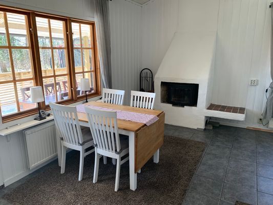 Mysig stuga nära badsjö och skogen tätt inpå - Bild 6