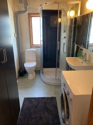 Mysig stuga nära badsjö och skogen tätt inpå - Bild 14