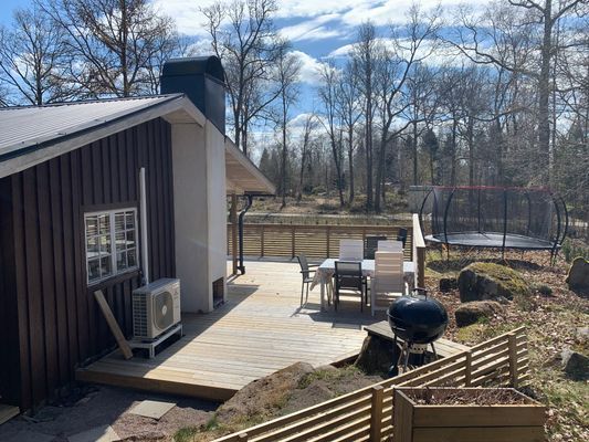 Mysig stuga nära badsjö och skogen tätt inpå - Bild 2