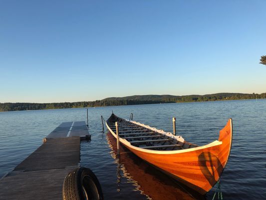 Vid sjön ligger Roddens Hus med kyrkbåtar och utriggare. Här finns också badplats och båthamn.