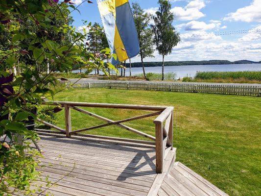 Vy mot sjön och trädgård