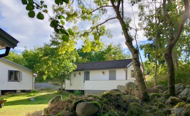 Vi hyr ut vår Gäststuga 400 meter från stranden. - Bild 2