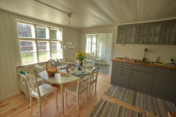 Köket med köksentrén i fonden