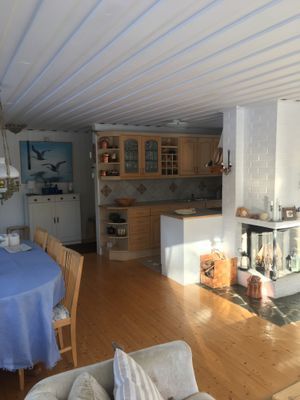 Sjönära stuga med veranda i kvällssol - Bild 9