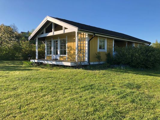 Välplanerad stuga för fyra med bra läge