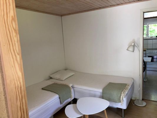 Vi hyr ut vår Gäststuga 400 meter från stranden. - Bild 5