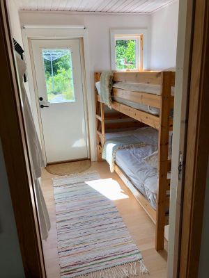 Vi hyr ut vår Gäststuga 400 meter från stranden. - Bild 6