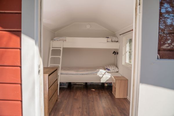 Våningsäng, nedre mäter 120 cm i bredd. Överslafen mäter 80 cm i bredd.