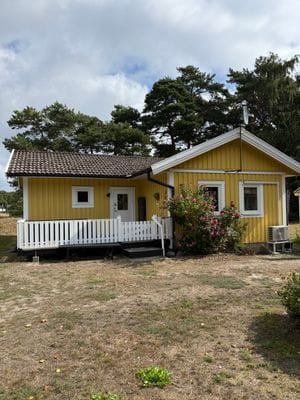 Strandnära stuga uthyres på Österlen.