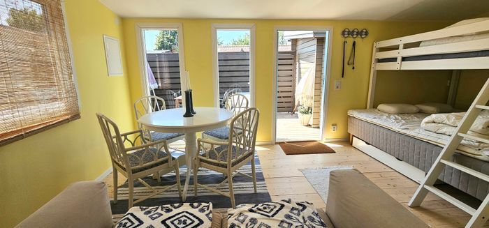 Liten stuga 200 m från havet