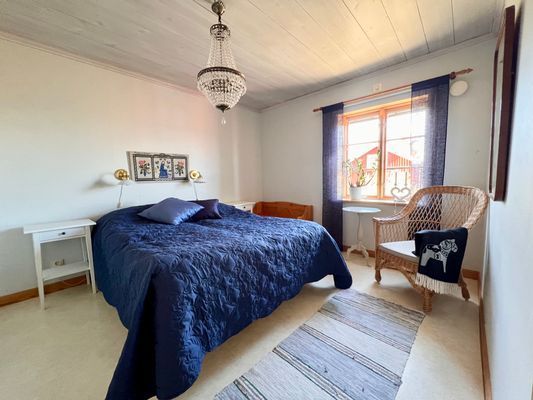 Sovrum med dubbelsäng och tre garderober.