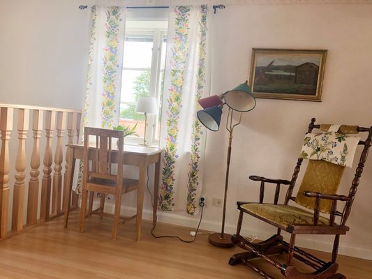 Del av vardagsrummet med skrivplats.