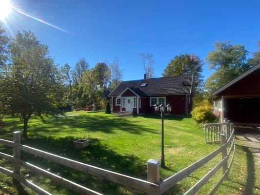 Bekvämt fritidshus nära sjön Tiken