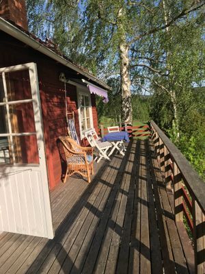 Härlig stor veranda mot sjön