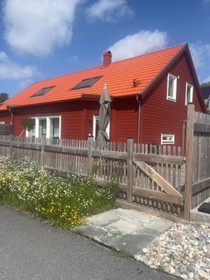 Modernt parhus på mysig villagata