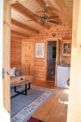 Vardagsrum med enkelt kök/kyl!