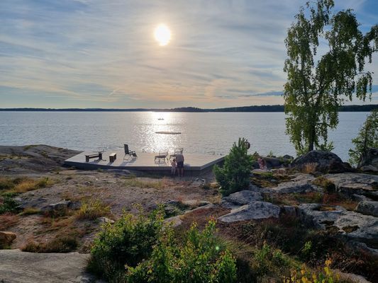 Modern, sjönära stuga med en glimt av Vänern
