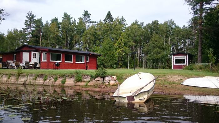 Mysig sommarstuga med sjötomt - Bild 1