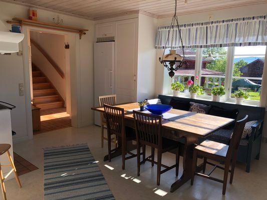 Köket med många sittplatser.