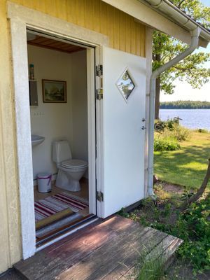 Röd liten stuga vid sjön - Bild 19