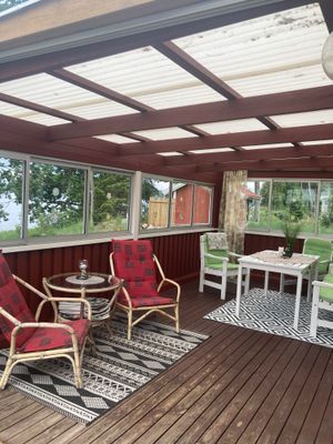 Röd liten stuga vid sjön - Bild 8