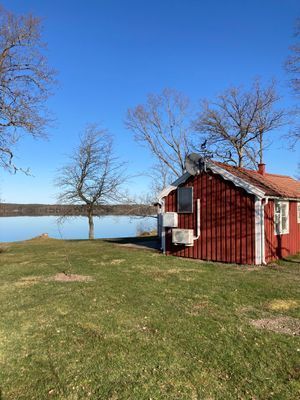 Röd liten stuga vid sjön - Bild 18