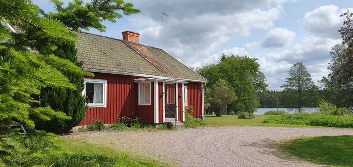 Sjönära semesterhus i lantlig miljö