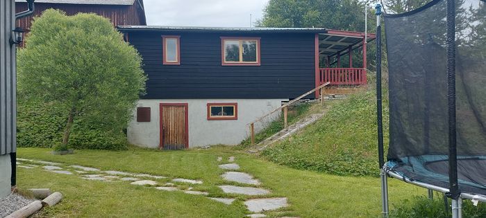 Liten stuga på tomten