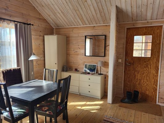 Sjönära stuga i norra Östergötland med ostört läge - Bild 5