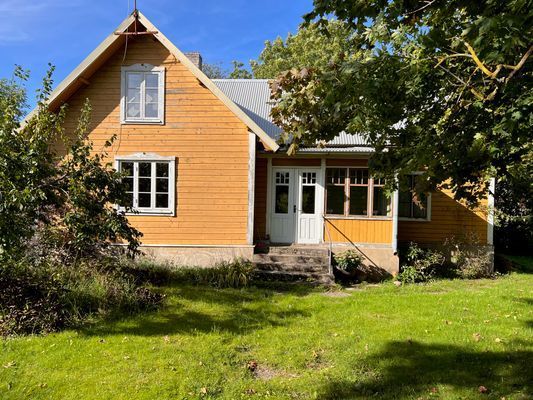 Huset från söder med glasverandan