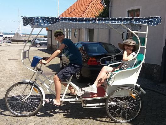 Cykeluthyrning o tur i rickshaw under sommaren