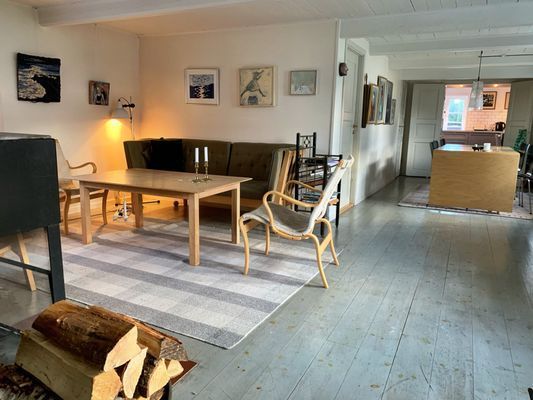 Vardagsrum nedervåning.