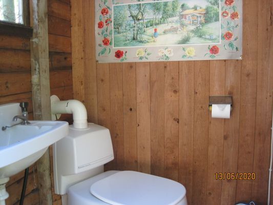 Luktfri separett-toa o rinnande kallt vatten