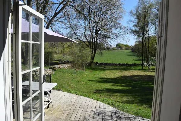 Mysigt gästhus på gård i rogivande natur - Bild 2