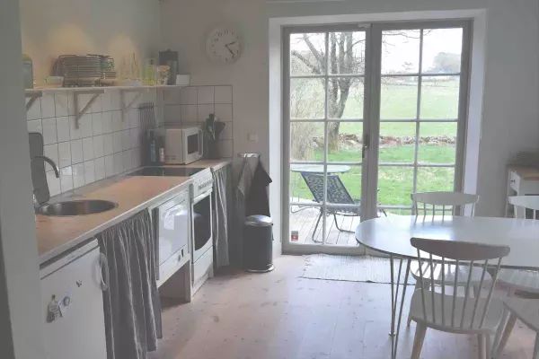 Mysigt gästhus på gård i rogivande natur - Bild 14