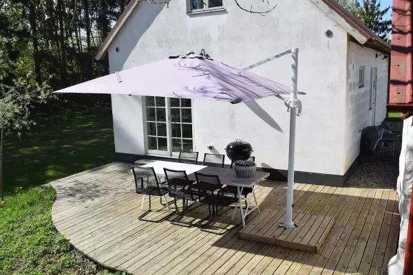 Mysig uteplats med fin utsikt! Möblerad med långt bord, 6 stolar, parasoll och grill (Weber brikettgrill 57 cm). Extra stolar, bord, några solstolar finns.