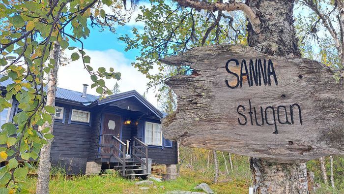 En rustik 5-bäddstuga med bastu och braskamin.