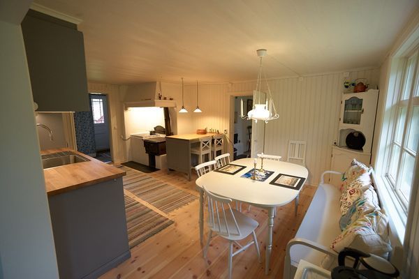 Köket med spis i fonden