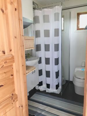 Badrum med wc och dusch och bastu