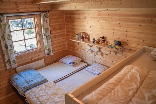 Sovrum med 1 dubbelsäng samt 1 våningssäng.