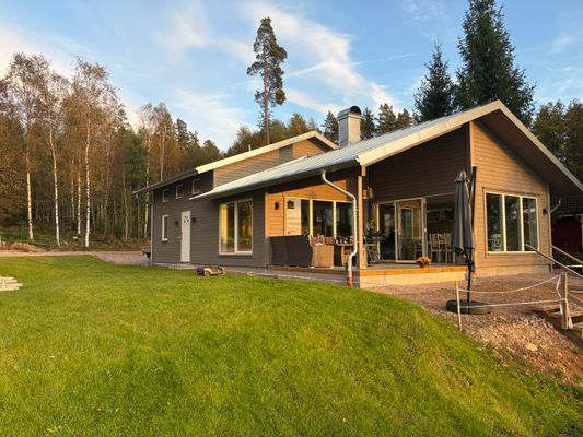 Mysig familjevänlig stuga vid sjö.