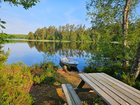 Röda stugan, sjönära med Wi-Fi och roddbåt - Bild 10