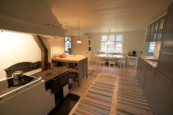 Köket med spis och matbord