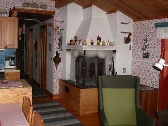 Braskamin som värmer stugan