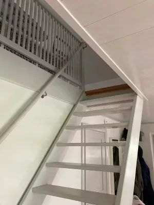 Trappa till ovanvåning (ej lämplig för små barn som inte kan gå i trappor själv, barngrind saknas)
