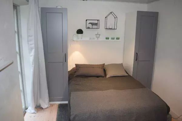 Mysigt gästhus på gård i rogivande natur - Bild 12