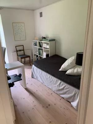 Mysigt gästhus på gård i rogivande natur - Bild 9