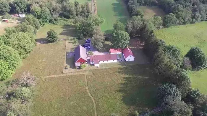 Drönarbild, gästhuset är byggnaden längst till höger.