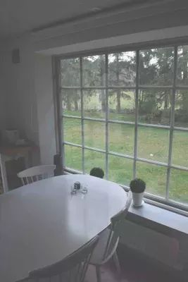 Mysigt gästhus på gård i rogivande natur - Bild 13